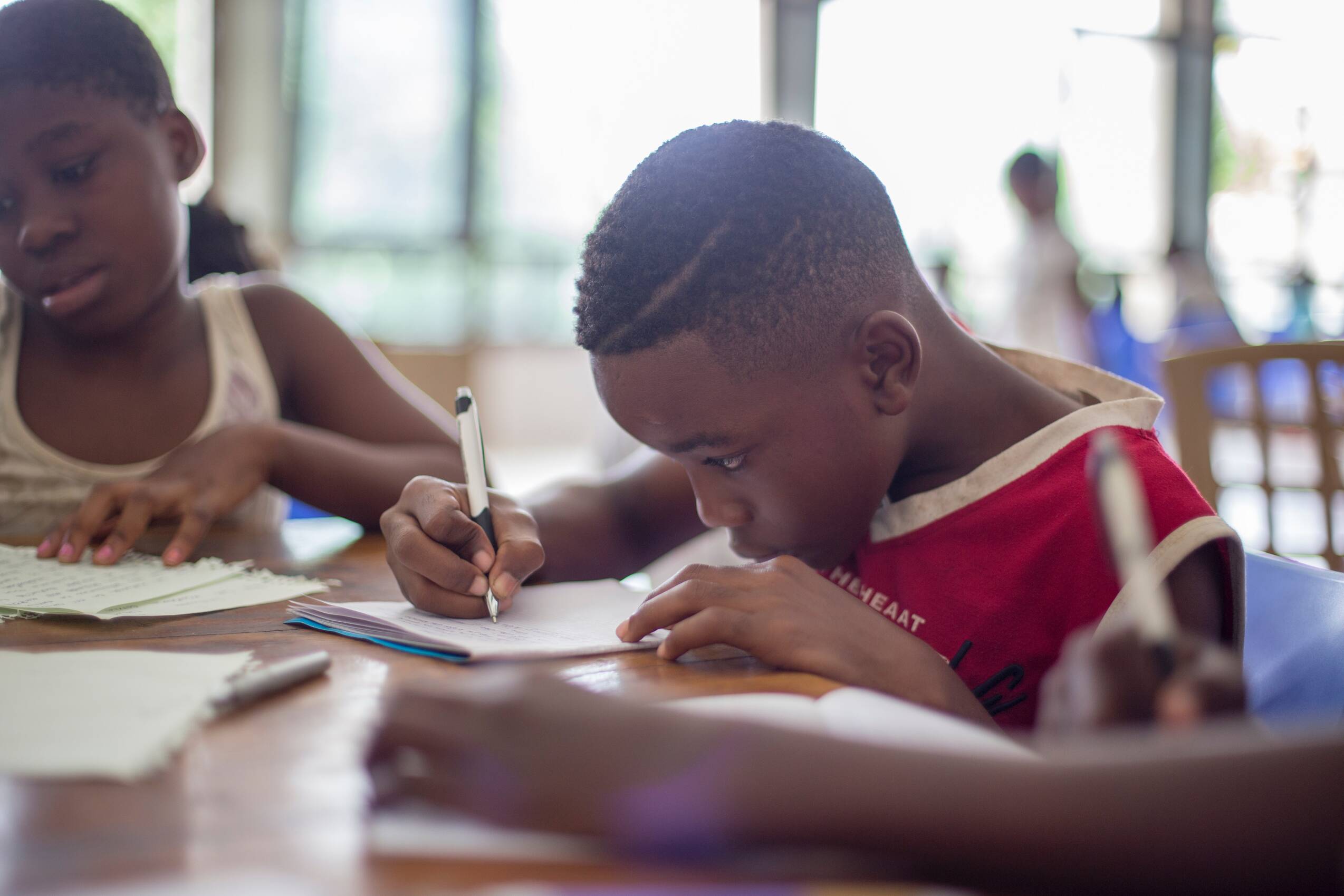 Los niños de Guinea Ecuatorial se levantan cada día bajo una realidad que no es nada fácil.

En el barrio Patio Pérez de Malabo, surge Verano Útil, una iniciativa para niños y niñas que busca ser un espacio de encuentro y de unión; una forma de ofrecer unas vacaciones diferentes a los que no tie- nen otras oportunidades; una opción para no estar en la calle, en un entorno peligroso, y un momento en el que poder divertirse y convivir con otros.

Verano 2018.